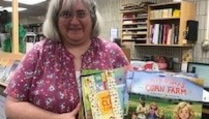 Winneshiek County Farm Bureau Donates Books