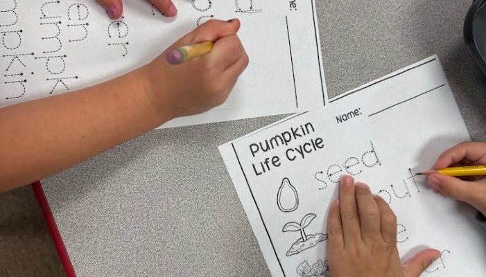 Preschoolers learn about apples and pumpkins